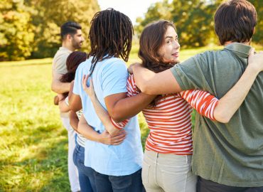 Giornata mondiale dell’amicizia, non avere legami è un rischio per la salute