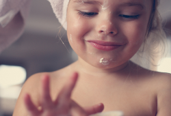‘Vecchie’ a 10 anni, la preoccupante moda delle bambine ossessionate dalle creme anti age