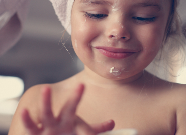 ‘Vecchie’ a 10 anni, la preoccupante moda delle bambine ossessionate dalle creme anti age