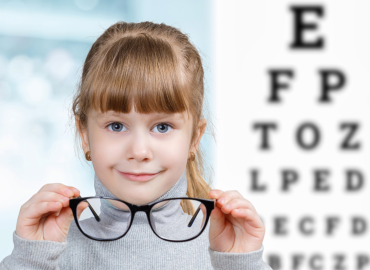 Siamo sempre più miopi, sempre prima: sotto accusa telefonini e sedentarietà