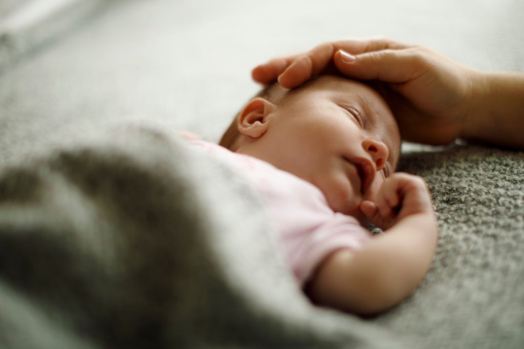 Carezza a neonato