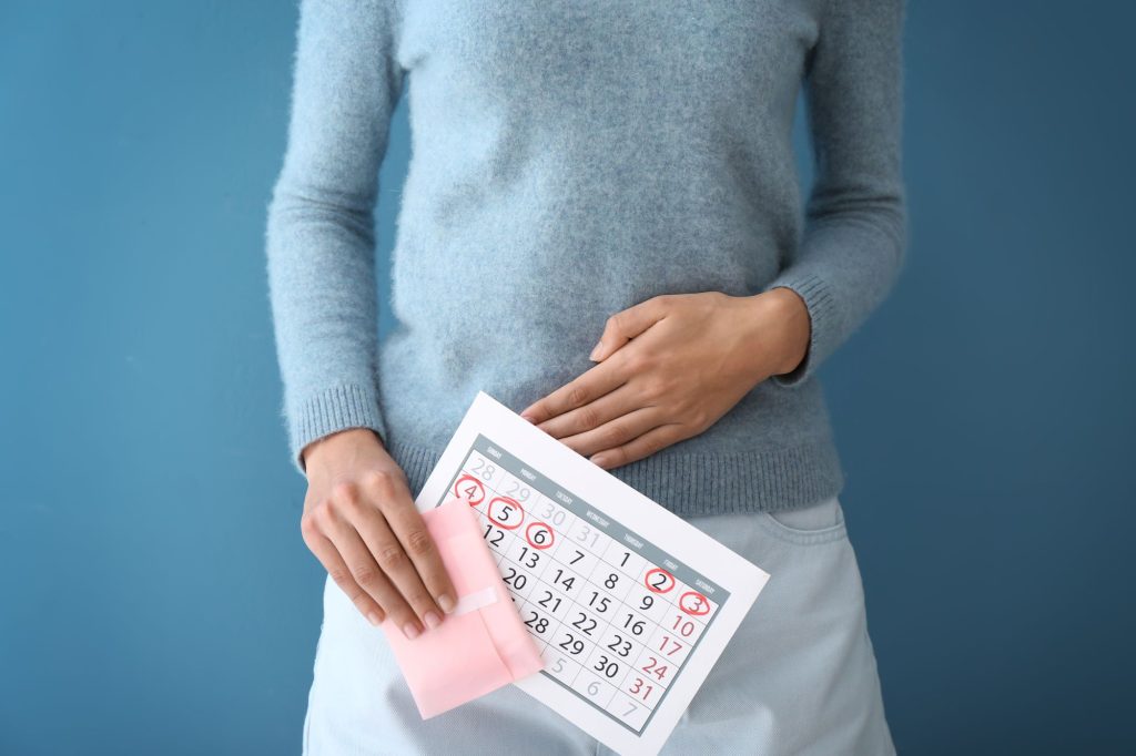 Donna con calendario per calcolare ciclo mestruale