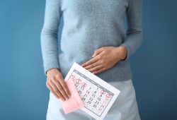 Donne e mestruazioni, storia del ciclo sincronizzato e di altri falsi miti