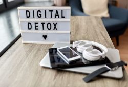 Se entri in questo locale, lascia lo smartphone: il digital detox da Amsterdam a Verona