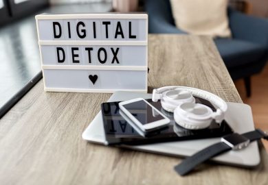 Se entri in questo locale, lascia lo smartphone: il digital detox da Amsterdam a Verona