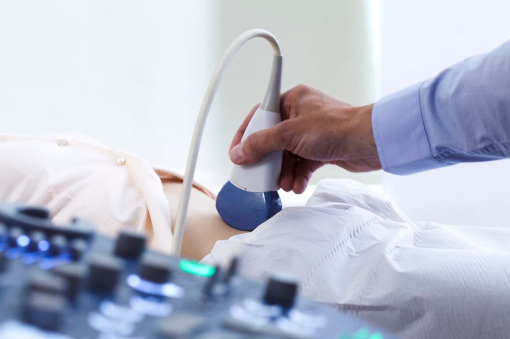 Medico fa ecografia a donna incinta