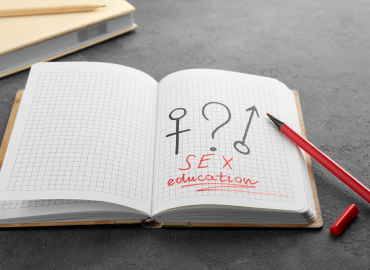 Educazione sessuale a scuola, il governo stringe: divieto fino alle medie e consenso informato per le superiori