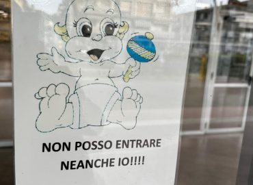 Vietato accesso ai neonati in una scuola, il cartello: “Non posso entrare neanche io”