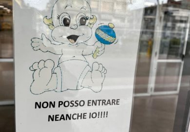 Vietato accesso ai neonati in una scuola, il cartello: “Non posso entrare neanche io”