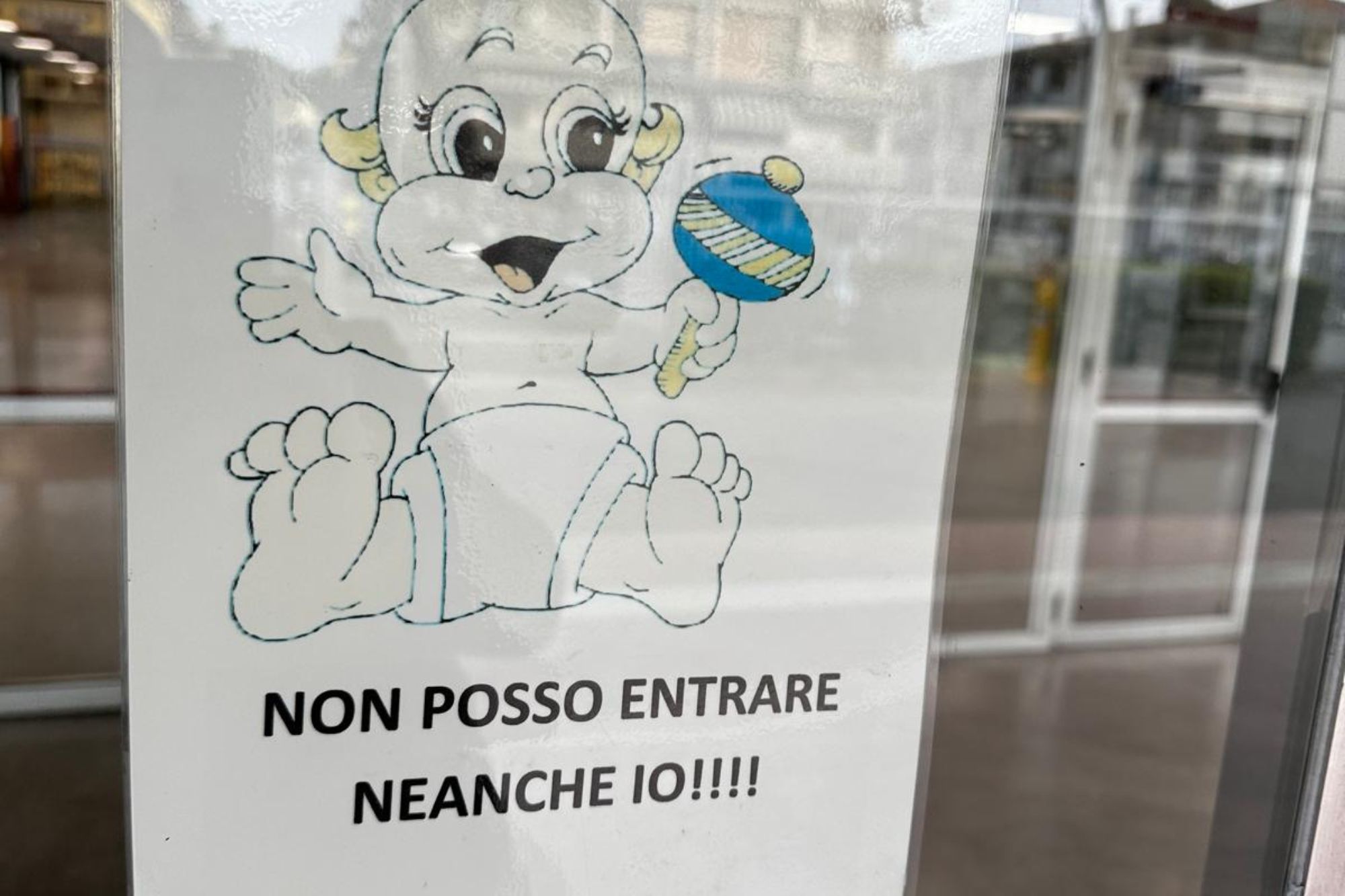 Vietato accesso ai neonati in una scuola, il cartello: “Non posso entrare neanche io”