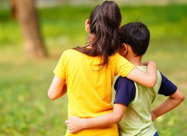 Giornata internazionale dei fratelli e delle sorelle, ma è crisi di secondogeniti