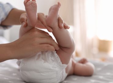 “Stop alla produzione di pannolini per neonati”, così il Giappone affronta la denatalità
