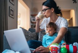 Festa della Mamma, la proposta di Falcomer (Valore D): “Estendiamo gli orari scolastici”
