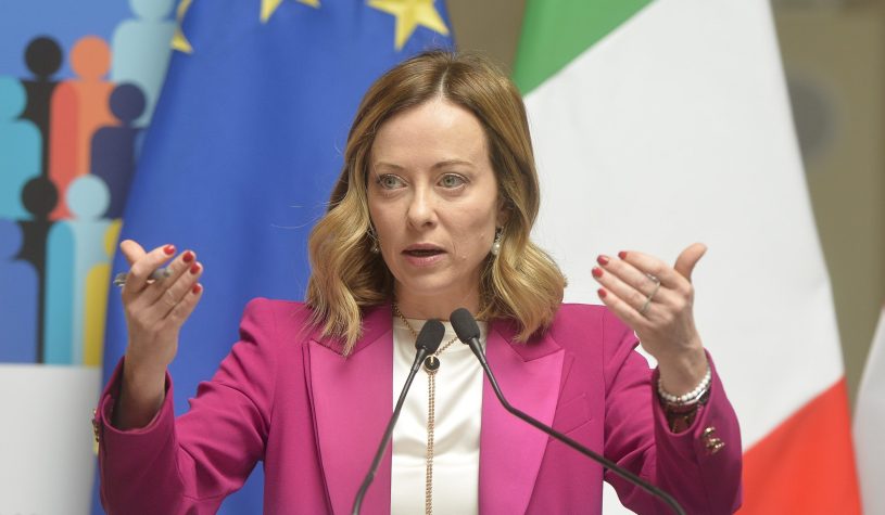 Natalità, Meloni: “Priorità assoluta per il governo, cambiare la narrazione ostile alla famiglia”
