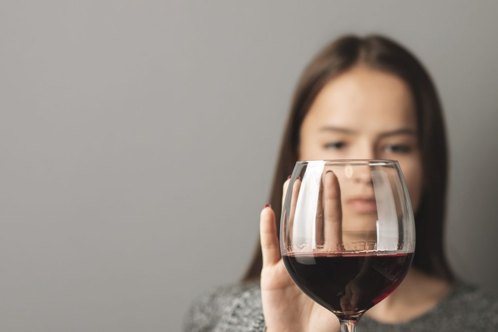 Ragazza con vino