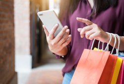 Guardare in rete, comprare in negozio: le abitudini di acquisto degli italiani