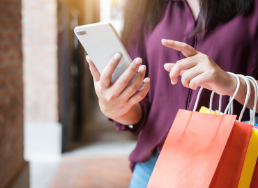 Guardare in rete, comprare in negozio: le abitudini di acquisto degli italiani