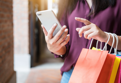 Guardare in rete, comprare in negozio: le abitudini di acquisto degli italiani