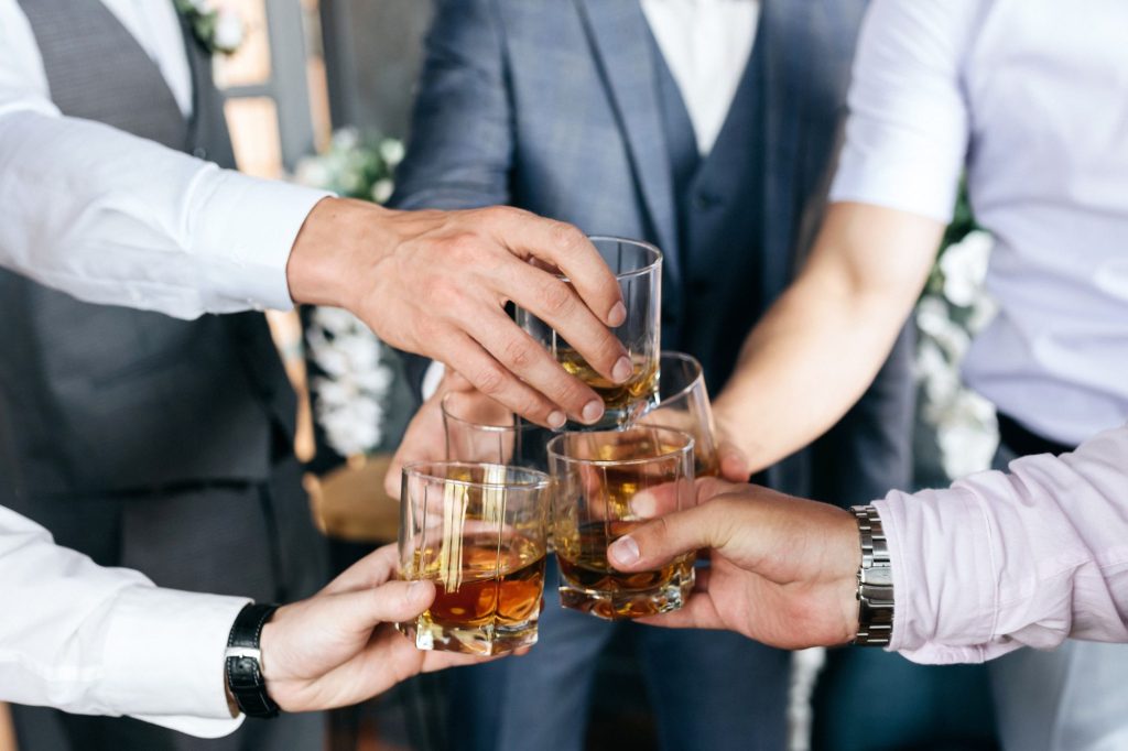 Alcol al matrimonio e brindisi