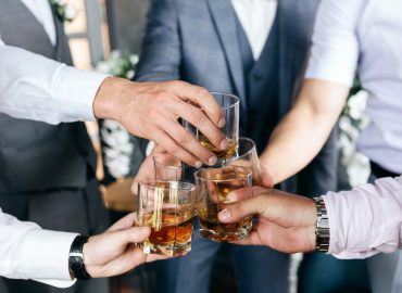 “Niente più vino al matrimonio”, sposo ubriaco in tribunale per minacce alla proprietaria della villa