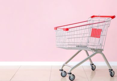 Le famiglie italiane tagliano i consumi: ecco dove si risparmia di più
