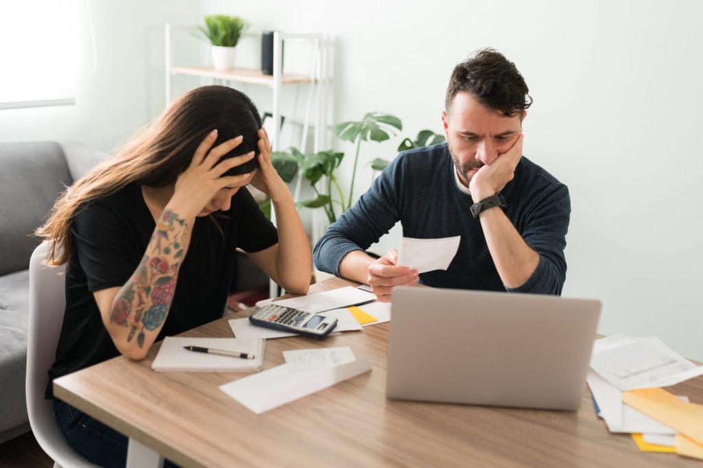 Coppia che fa i conti al computer