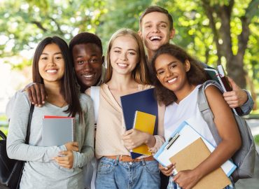 Nascere in Italia è sufficiente per sentirsi italiano? Cosa ne pensano i giovani: i dati Istat