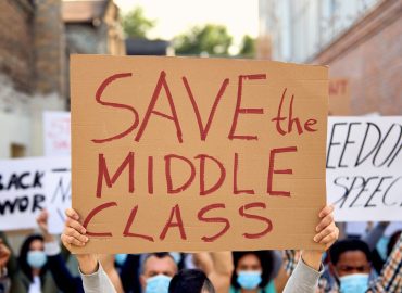 Ceto medio, in Italia c’è rischio declassamento: “Impegno e competenze non sono premiati”
