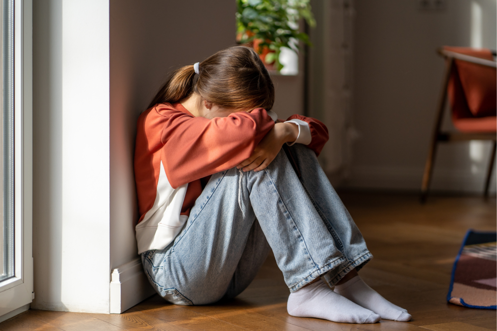 Ragazza adolescente depressa