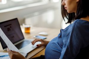 Donna incinta che lavora
