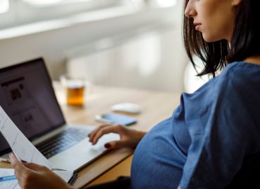 Licenziata due volte: prima per la maternità, la seconda dopo l’aborto