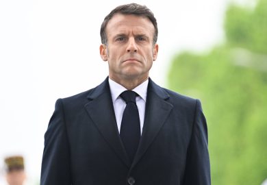 Francia, il piano Macron: “Esami gratis per la fertilità dei giovani”