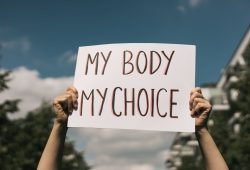 La legge 194 sull’aborto compie 46 anni: storia di un diritto tra politica e società