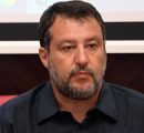 ‘Meno Europa e più Italia, sì a mamme e papà’. Salvini provoca con l’immagine di un ‘uomo incinto’
