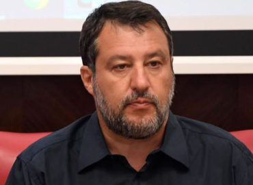 ‘Meno Europa e più Italia, sì a mamme e papà’. Salvini provoca con l’immagine di un ‘uomo incinto’