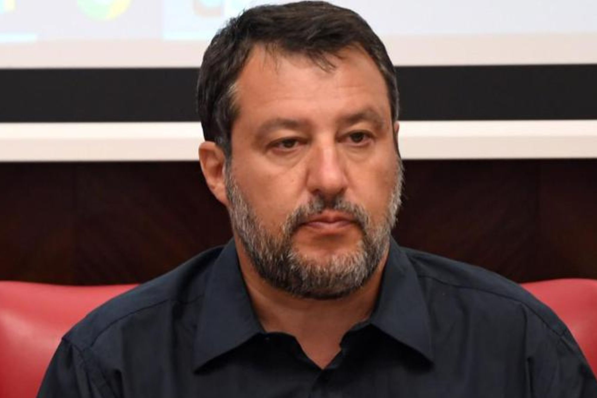 ‘Meno Europa e più Italia, sì a mamme e papà’. Salvini provoca con l’immagine di un ‘uomo incinto’