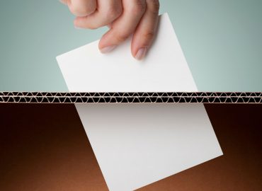 Più si è poveri, meno si vota: l’astensionismo in Italia e in Ue