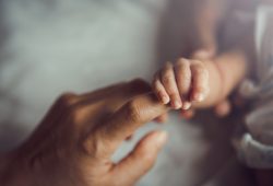 A Londra una donna ha abbandonato per strada tre figli