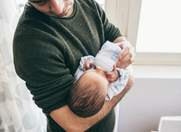 “Benvenuto neonato”, così il sindaco regala mille euro a chi ha avuto un figlio
