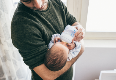 “Benvenuto neonato”, così il sindaco regala mille euro a chi ha avuto un figlio