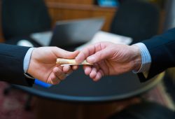 “Accettabile pagare per trovare lavoro a un figlio”, lo pensa il 20,1% degli italiani