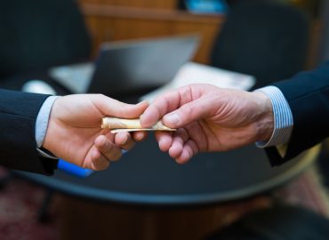 “Accettabile pagare per trovare lavoro a un figlio”, lo pensa il 20,1% degli italiani