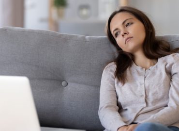 Allarme social: “I giovani non hanno più empatia”, gli esperti parlano di “burnout empatico”