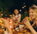 “Amici cercasi”, dal social eating al social travelling: cosa c’è dietro il fenomeno