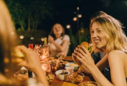 “Amici cercasi”, dal social eating al social travelling: cosa c’è dietro il fenomeno