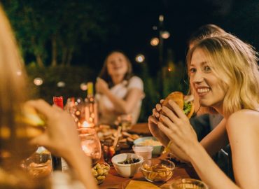 “Amici cercasi”, dal social eating al social travelling: cosa c’è dietro il fenomeno