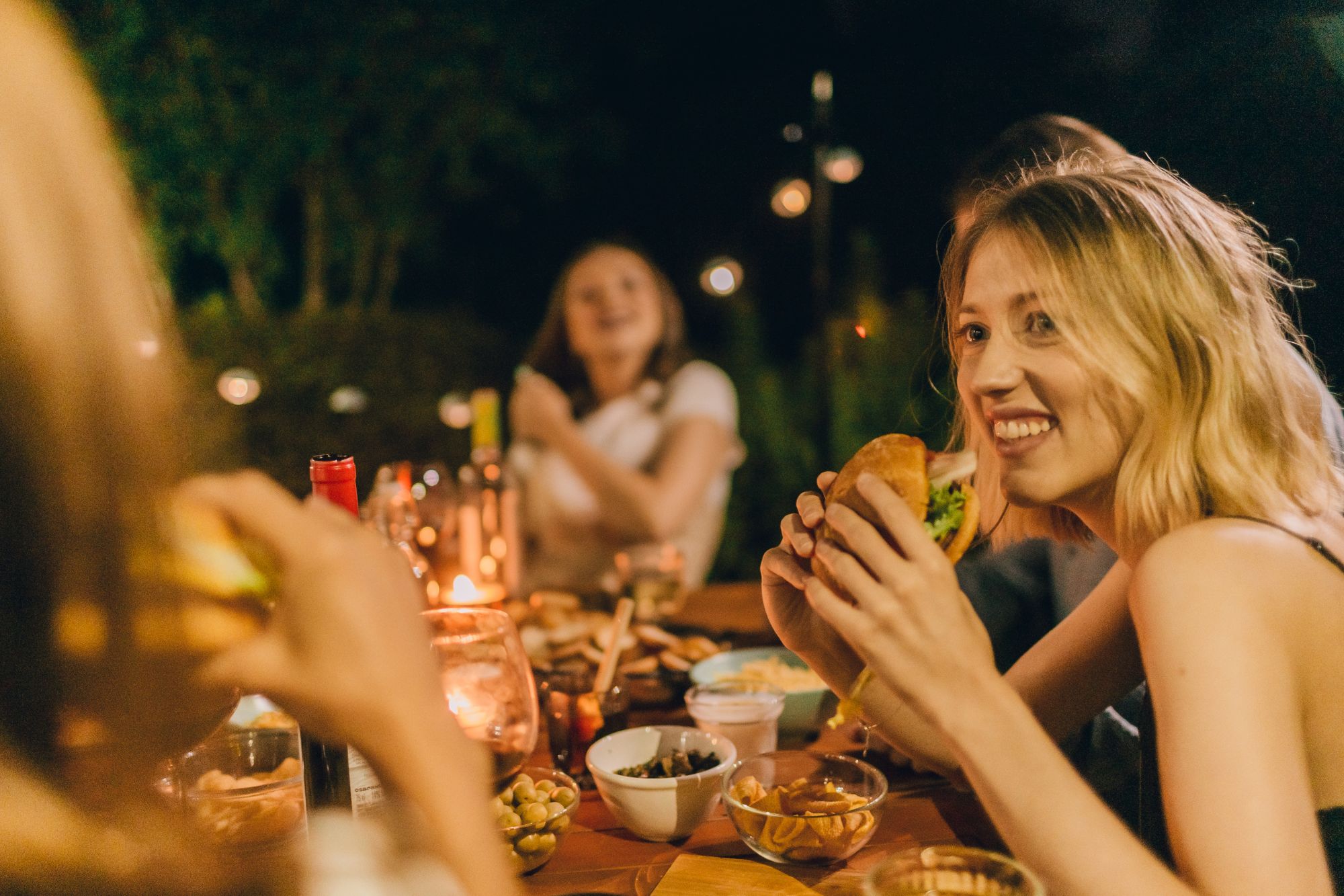 “Amici cercasi”, dal social eating al social travelling: cosa c’è dietro il fenomeno