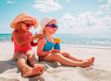 La nuova posizione dei pediatri sui rischi delle creme solari: le polemiche e la presa di distanza dell’ISS