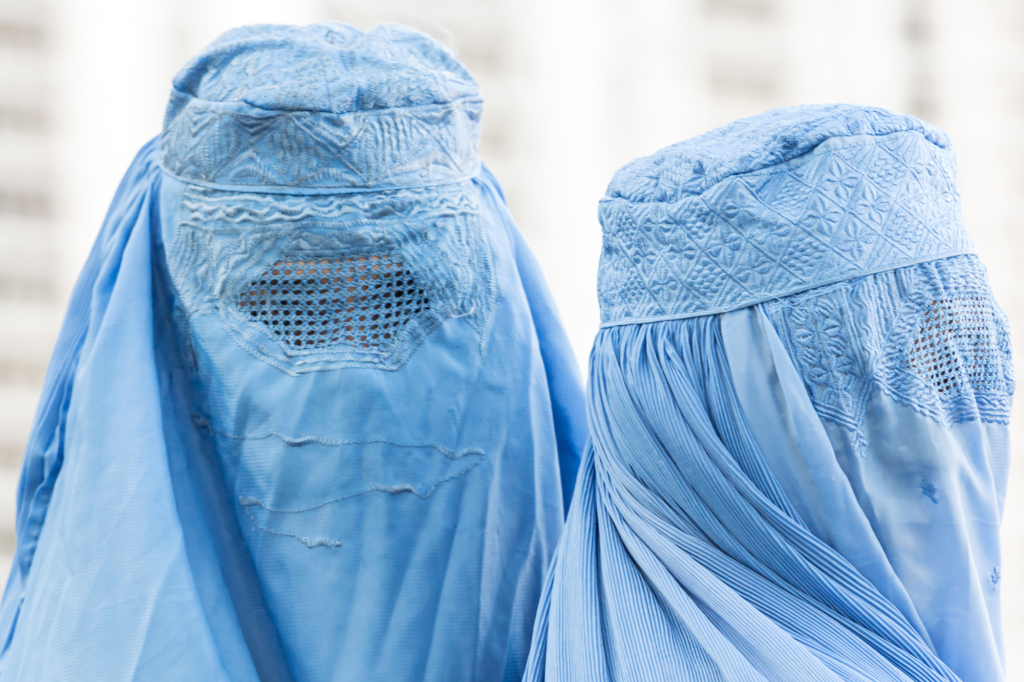 Donne afghane col burqa