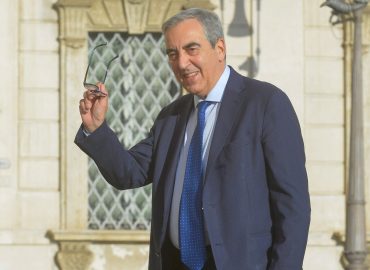 Mille euro a chi non abortisce: la proposta di Gasparri sul reddito maternità